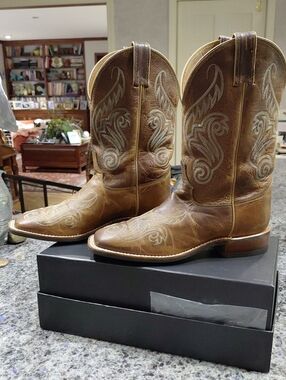 Source Unknown Brown Leather Western Cowboy Boots with White Stitching